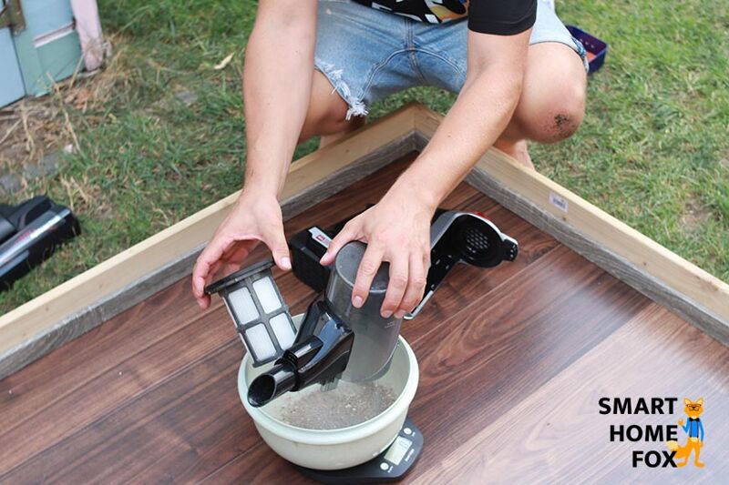 Emptying the dirt container